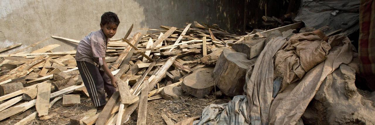 Ein Junge sortiert Holz für ein Geschäft in Gauhati, Indien. Ein Junge sortiert Holz für ein Geschäft in Gauhati, Indien.