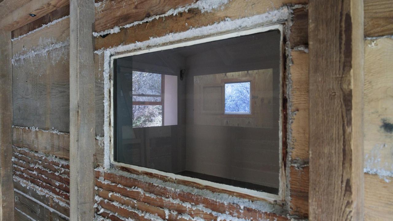 Das Werk "Im Tiefen Wald" aus dem Jahr 2020 von Hans Schabus in der Ausstellung "And the FORESTs will echo with laughter..." der ERES-Stiftung München. Zu sehen ist der Blick durch eine Fenster in eine Holzhütte. Durch das Fenster sieht man wiederum andere Fenster der Hütte, durch die man den Wald erkennt. Das Werk "Im Tiefen Wald" aus dem Jahr 2020 von Hans Schabus in der Ausstellung "And the FORESTs will echo with laughter..." der ERES-Stiftung München. Zu sehen ist der Blick durch eine Fenster in eine Holzhütte. Durch das Fenster sieht man wiederum andere Fenster der Hütte, durch die man den Wald erkennt.