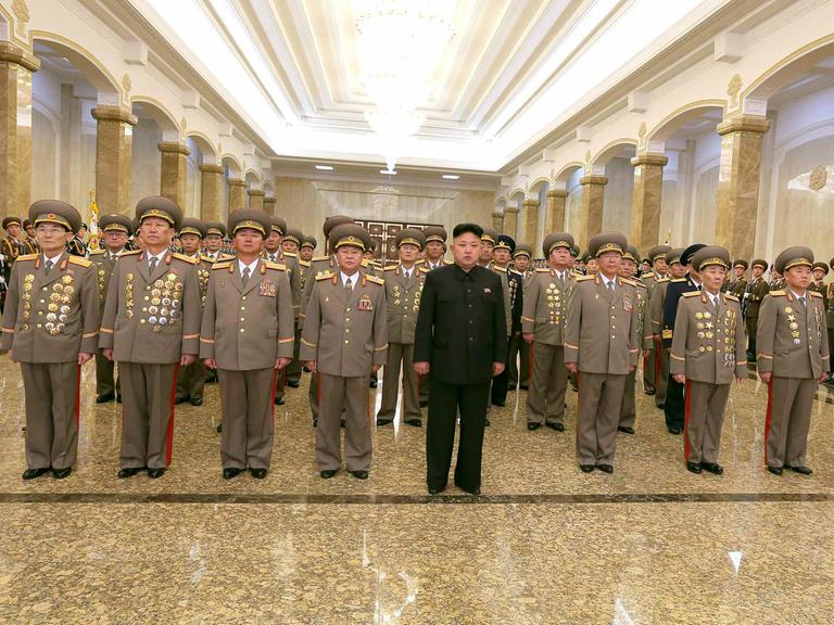 Nordkoreas Diktator Kim Jong-un steht zwischen zahlreichen Uniformträgern im Mausoleum seines Vaters Kim Jong-il Pjöngjang.