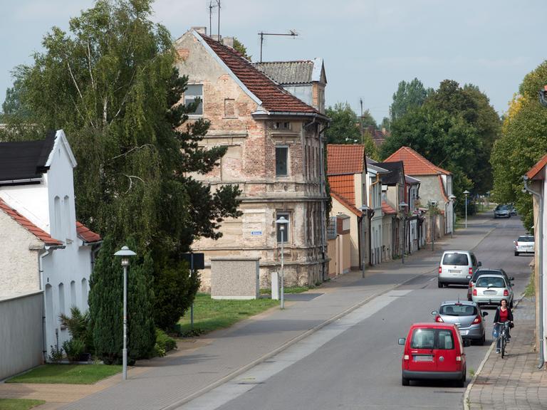 Blick auf eine Häuserzeile in der Greifswalder Straße im Zentrum der Hansestadt Anklam. Seit Mitte der 80er-Jahre schrumpft hier die Bevölkerung