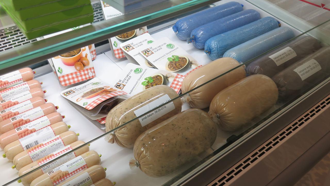 Auslage in der vegetarischen Metzgerei in Berlin-Kreuzberg Auslage in der vegetarischen Metzgerei in Berlin-Kreuzberg