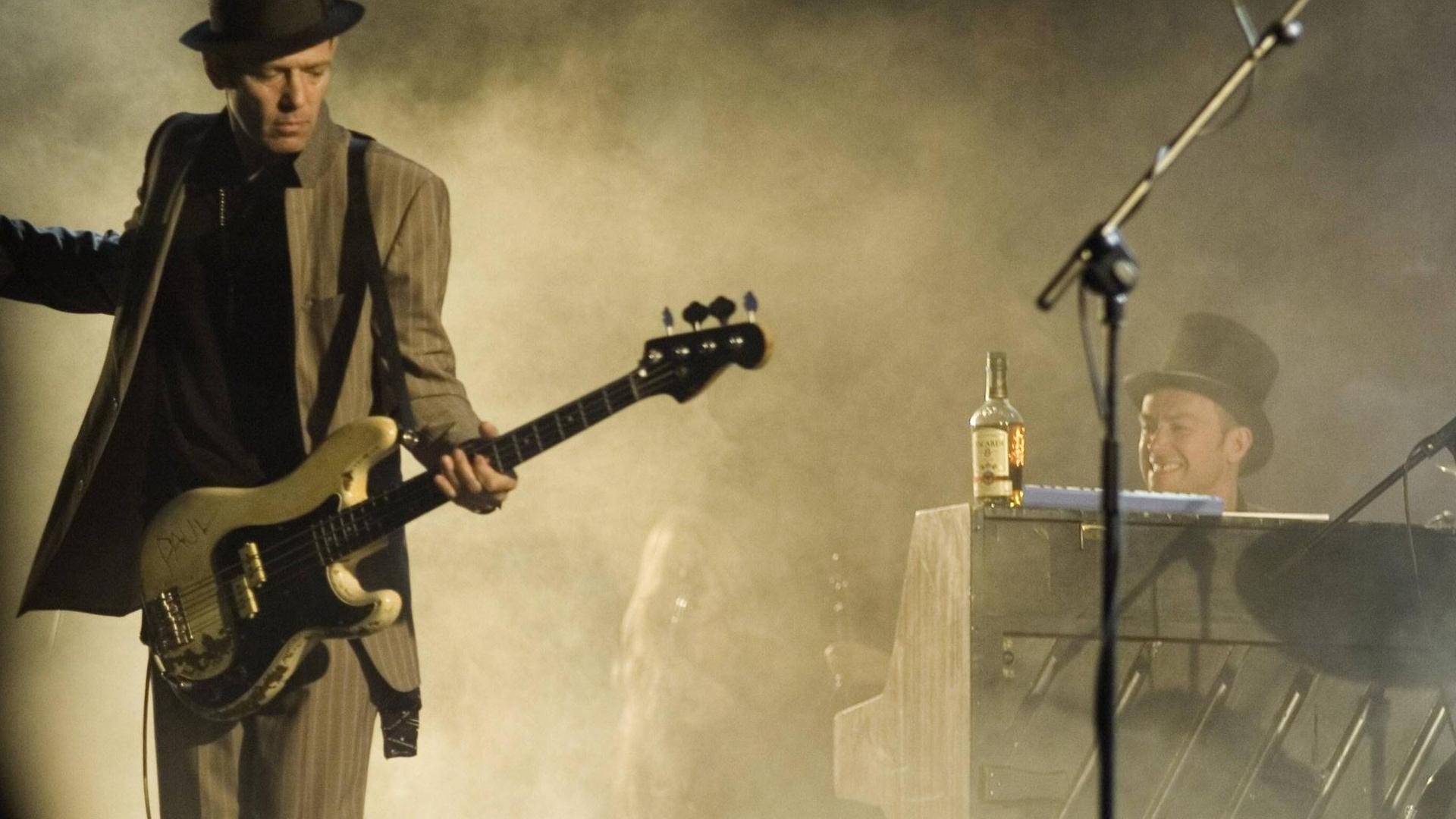 Die Band The Good Bad and the Queen spielt ein Konzert Die Band The Good Bad and the Queen spielt ein Konzert