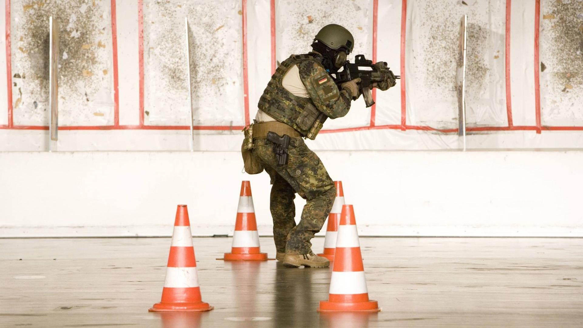 Ein Soldat in Uniform beim Training im Schießausbildungszentrum des Kommandos Spezialkräfte (KSK) in Calw in Baden-Württemberg. Ein Soldat in Uniform beim Training im Schießausbildungszentrum des Kommandos Spezialkräfte (KSK) in Calw in Baden-Württemberg.