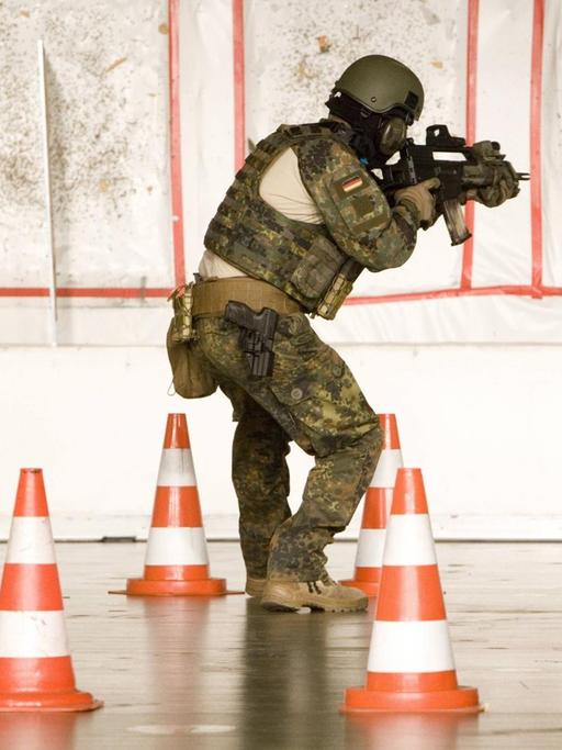 Ein Soldat in Uniform beim Training im Schießausbildungszentrum des Kommandos Spezialkräfte (KSK) in Calw in Baden-Württemberg.