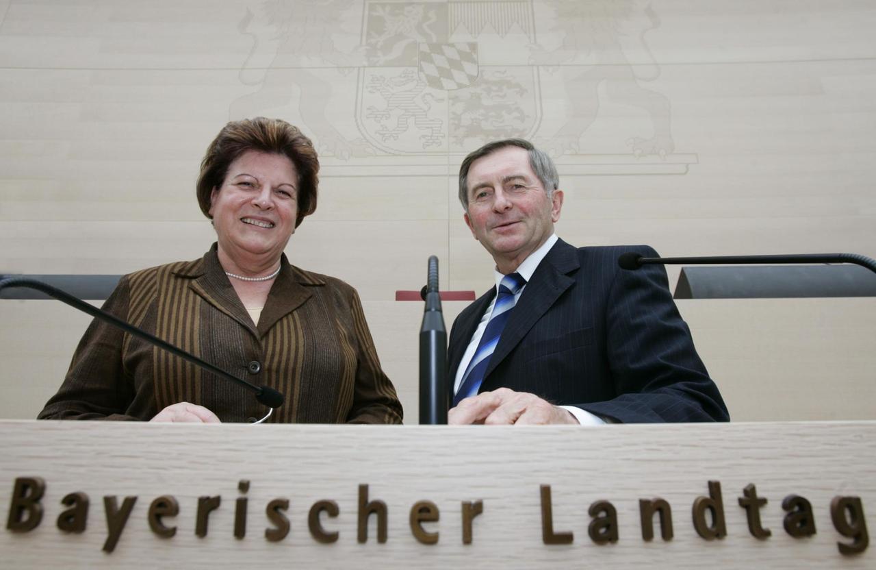 Dezember 2005: Der dammalige Präsident des Bayerischen Landtages, Alois Glück (r), und die damalige Vizepräsidentin Barbara Stamm posieren im Plenarsaal des Maximilianeums, dem Sitz des Bayerischen Landtages Dezember 2005: Der dammalige Präsident des Bayerischen Landtages, Alois Glück (r), und die damalige Vizepräsidentin Barbara Stamm posieren im Plenarsaal des Maximilianeums, dem Sitz des Bayerischen Landtages