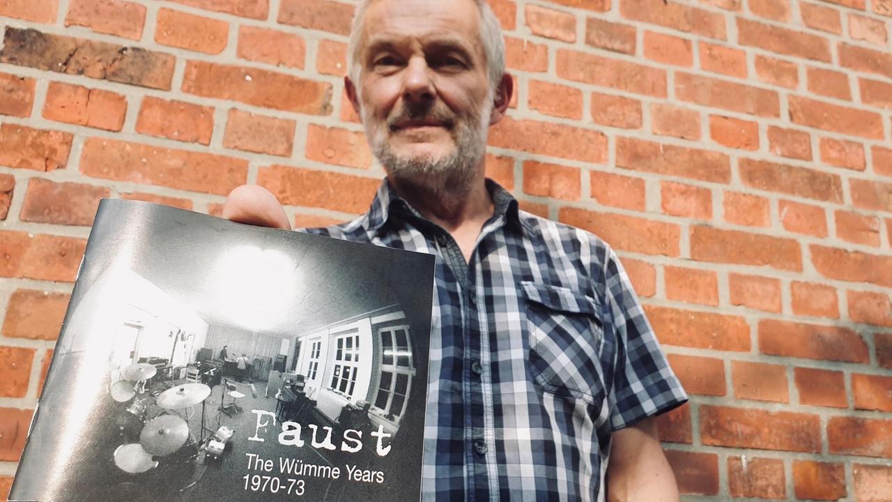 Horst Bednar, 65, zeigt ein Schallplattencover der Band Faust