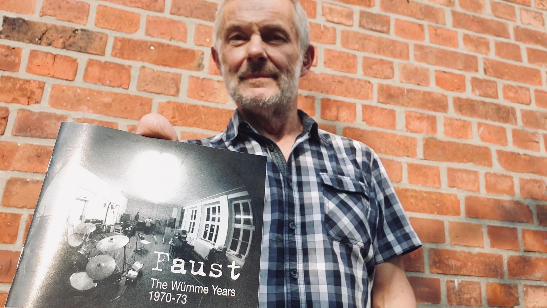 Horst Bednar war noch ein Teenager, als er die Musiker häufiger mal in ihrem Studio besuchte. Heute wohnt er in in der ehemaligen Wümmer Dorfschule, in der Faust 1971 den Krautrock erfand. Horst Bednar war noch ein Teenager, als er die Musiker häufiger mal in ihrem Studio besuchte. Heute wohnt er in in der ehemaligen Wümmer Dorfschule, in der Faust 1971 den Krautrock erfand.