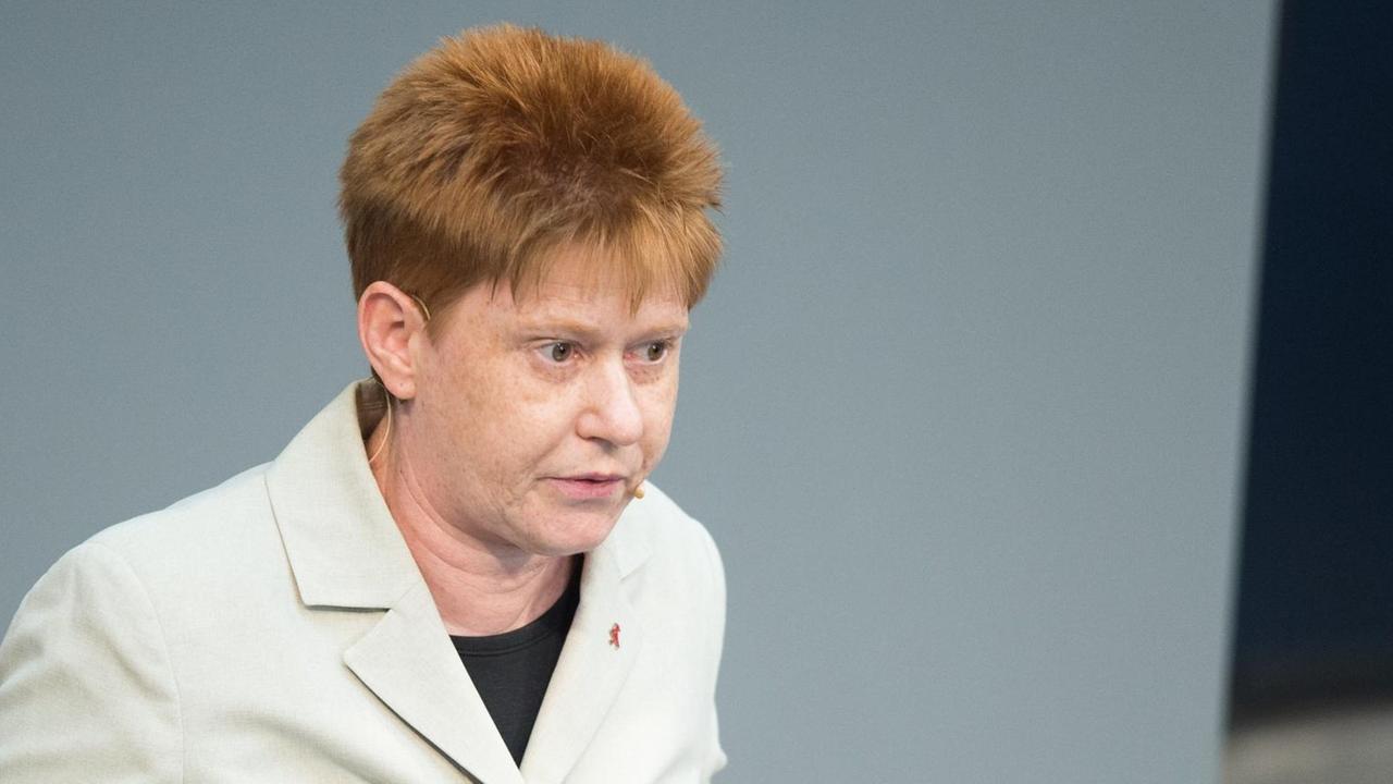 Petra Pau (Die Linke), Vizepräsidentin des Deutschen Bundestages Petra Pau (Die Linke), Vizepräsidentin des Deutschen Bundestages