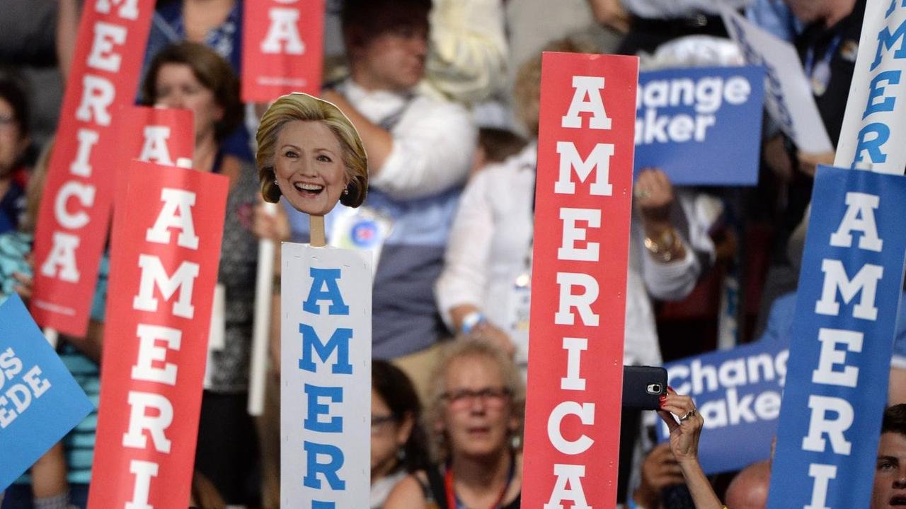 Anhänger von Hillary Clinton auf dem Nominierungsparteitag der US-Demokraten. Anhänger von Hillary Clinton auf dem Nominierungsparteitag der US-Demokraten.