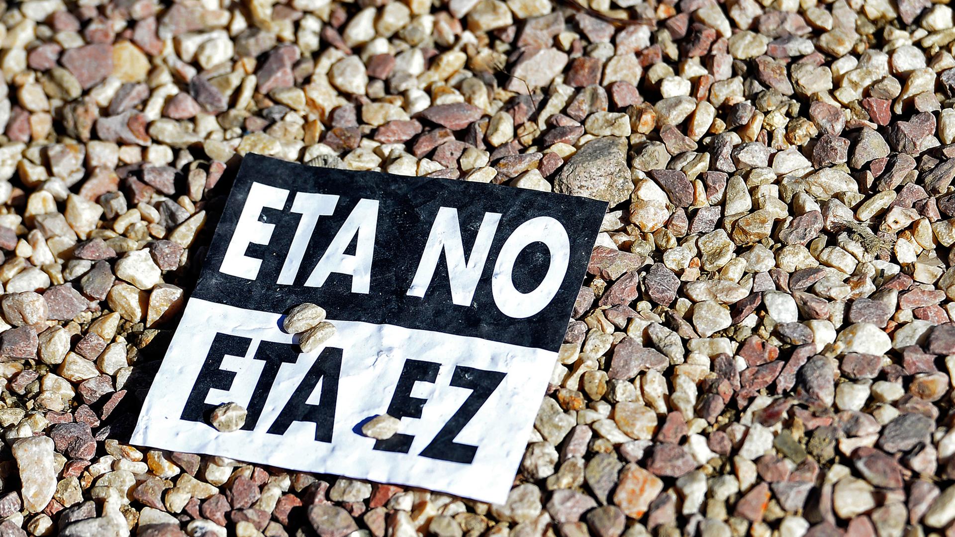 "ETA nein" auf Spanisch und auf Baskisch steht auf einem Aufkleber, der auf Kieselsteinen liegt "ETA nein" auf Spanisch und auf Baskisch steht auf einem Aufkleber, der auf Kieselsteinen liegt