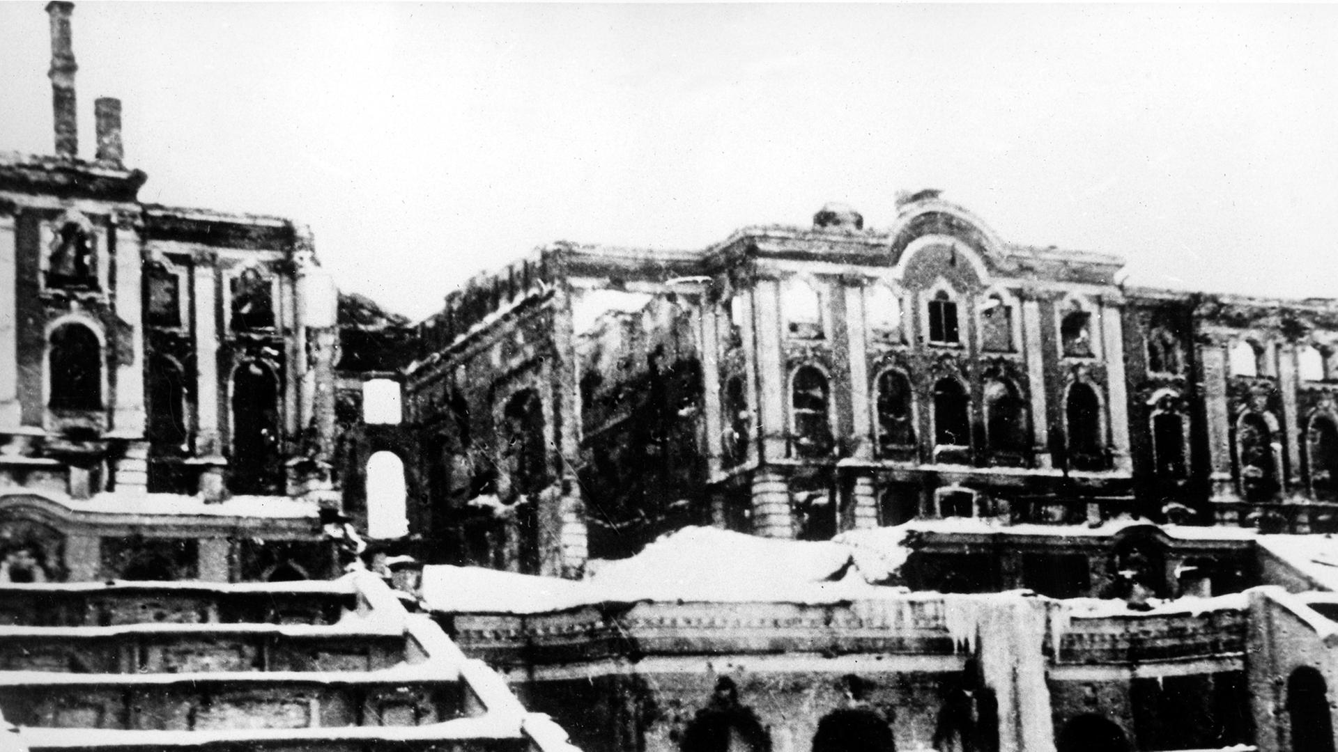 Ein Schwarz-Weiß-Bild mit stark beschädigten Gebäuden in Leningrad im Zweiten Weltkrieg Ein Schwarz-Weiß-Bild mit stark beschädigten Gebäuden in Leningrad im Zweiten Weltkrieg