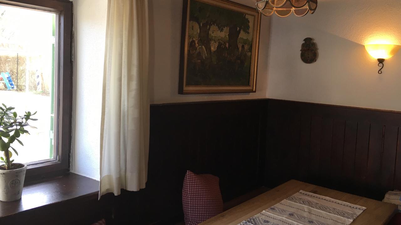 Blick in die Gaststube im Schwarzen Adler im oberfränkischen Engelmeß. Blick in die Gaststube im Schwarzen Adler im oberfränkischen Engelmeß.