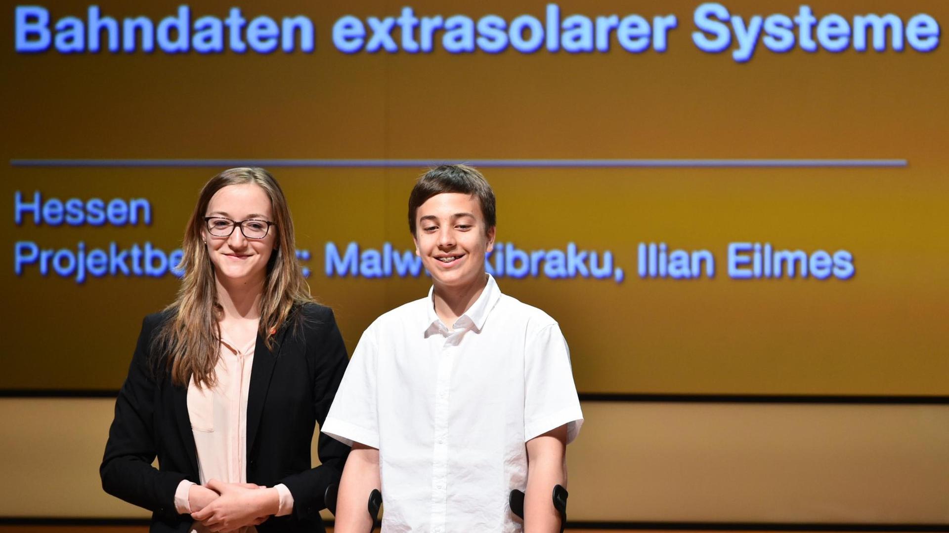 Patricia Asemann und Robin Heinemann stehen beim 50. "Jugend forscht"-Wettbewerb vor ihrer Präsentation. Patricia Asemann und Robin Heinemann stehen beim 50. "Jugend forscht"-Wettbewerb vor ihrer Präsentation.