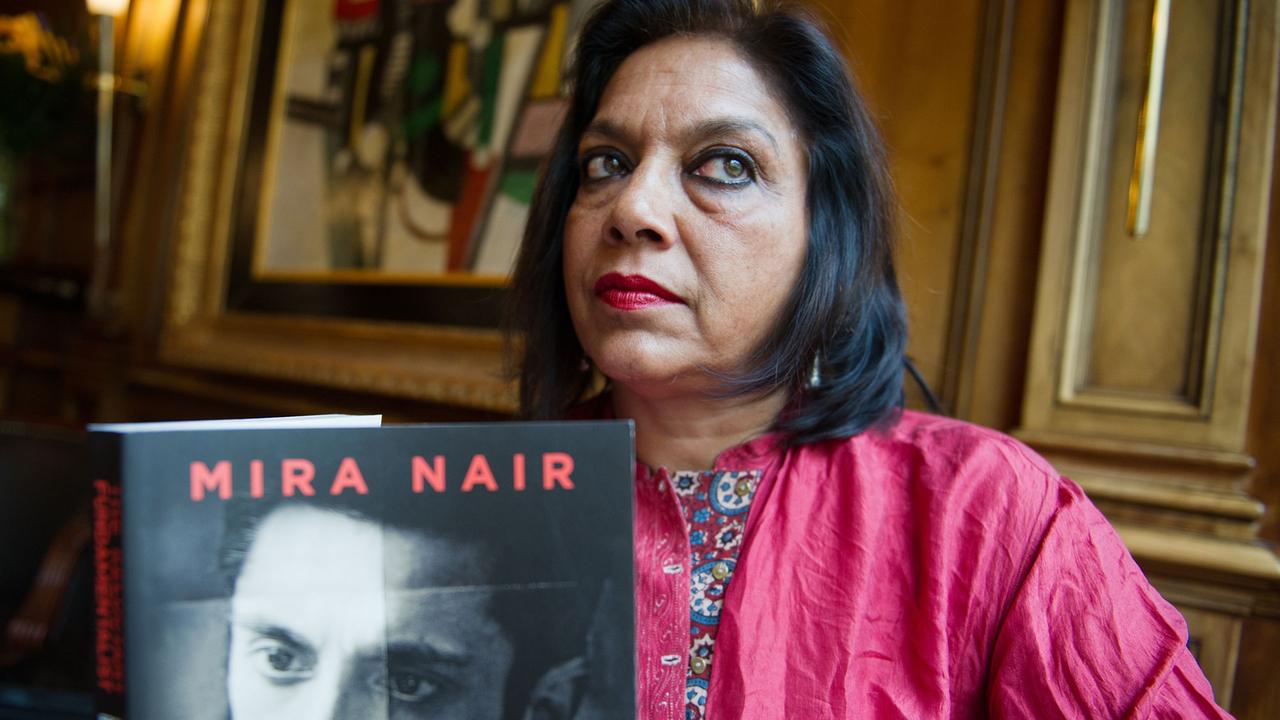 Die indische Regisseurin Mira Nair hält am 03.07.2013 vor Beginn eines Interviews in München das Filmbuch "The Reluctant Fundamentalist" in den Händen. Die indische Regisseurin Mira Nair hält am 03.07.2013 vor Beginn eines Interviews in München das Filmbuch "The Reluctant Fundamentalist" in den Händen.
