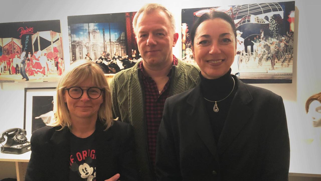 Auf dem Foto im Theater sind zu sehen: Maja Bunke, Tino Eisbrenner und Kathrin Schülein (v.l.n.r.) Auf dem Foto im Theater sind zu sehen: Maja Bunke, Tino Eisbrenner und Kathrin Schülein (v.l.n.r.)
