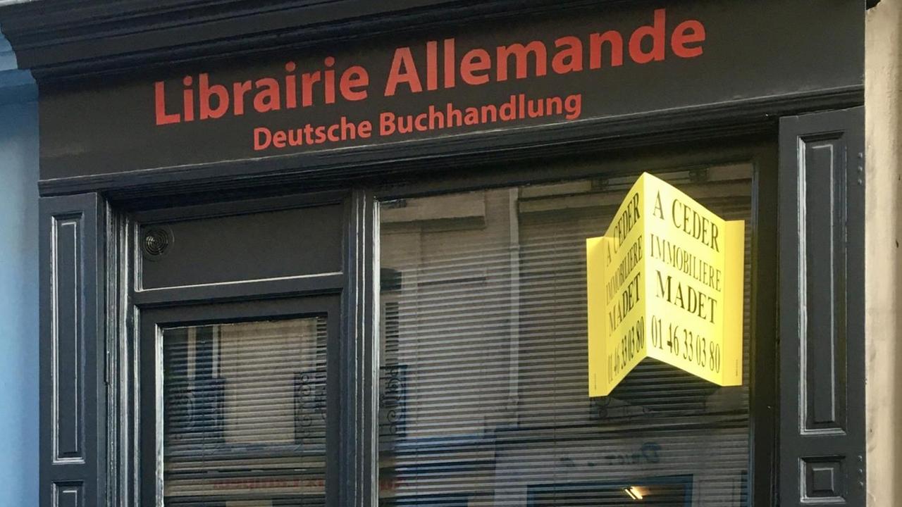 Librairie Allemande - Eingangstür und Schaufenster der deutschen Buchhandlung in Paris mit dem Schild "Fermé"