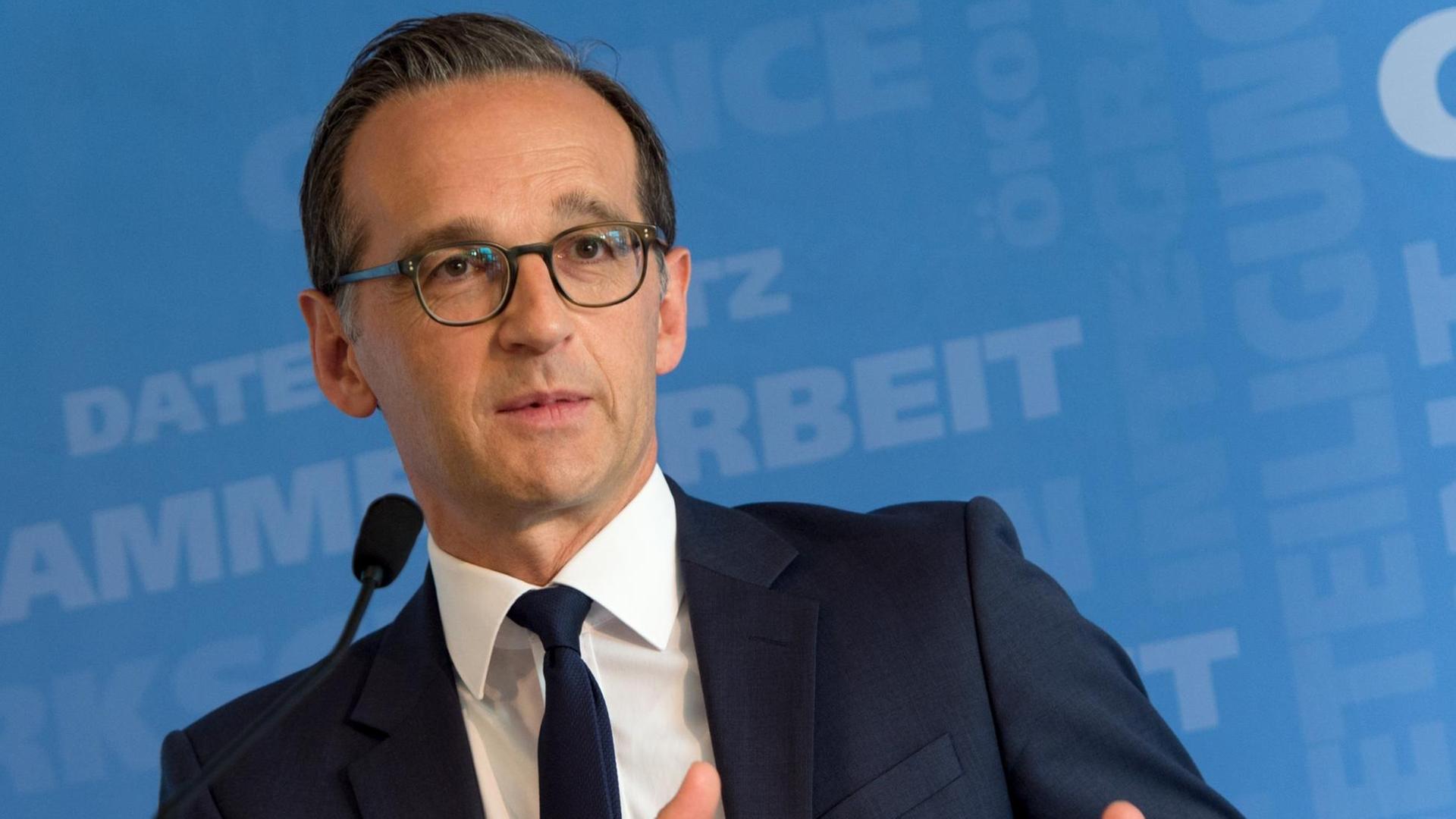 Bundesjustizminister Heiko Maas am Rednerpult Bundesjustizminister Heiko Maas am Rednerpult