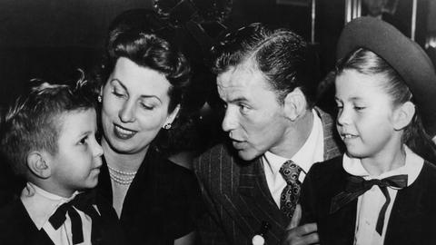 Der US-amerikanische Sänger, Schauspieler und Entertainer Frank Sinatra mit seiner Frau Nancy und den Kindern Frank jr. und Nancy.