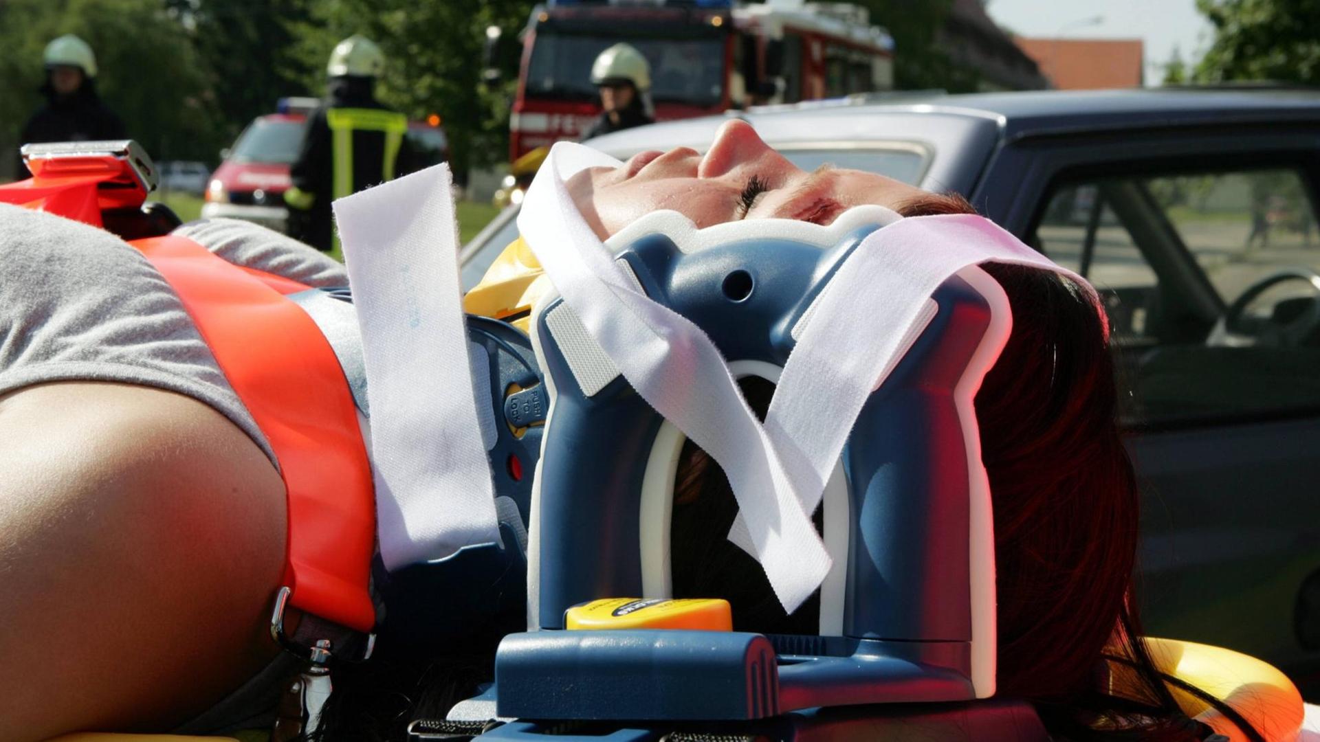 Schwerverletzte liegt auf einer Bahre während einer Feuerwehrübung Schwerverletzte liegt auf einer Bahre während einer Feuerwehrübung