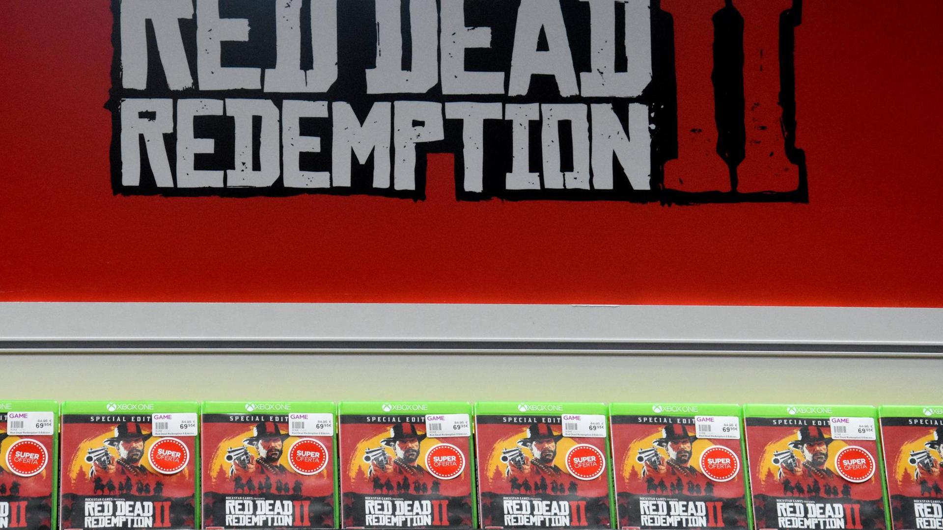 Mehrere Exemplare des Computerspiels "Red Dead Redemption 2" stehen in einem Regal Mehrere Exemplare des Computerspiels "Red Dead Redemption 2" stehen in einem Regal