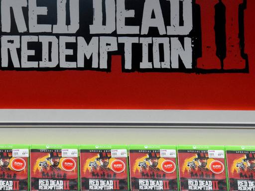 Mehrere Exemplare des Computerspiels "Red Dead Redemption 2" stehen in einem Regal