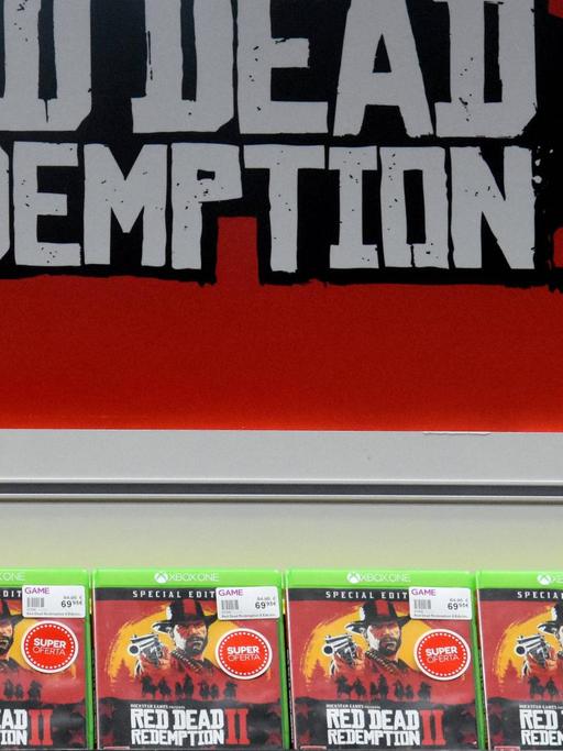 Mehrere Exemplare des Computerspiels "Red Dead Redemption 2" stehen in einem Regal