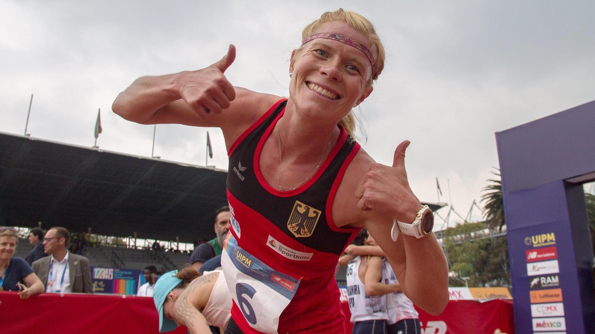 Annika Schleu aus Deutschland jubelt im Ziel des Querfeldeinlaufes über den Gewinn der Silbermedaille. Annika Schleu aus Deutschland jubelt im Ziel des Querfeldeinlaufes über den Gewinn der Silbermedaille.