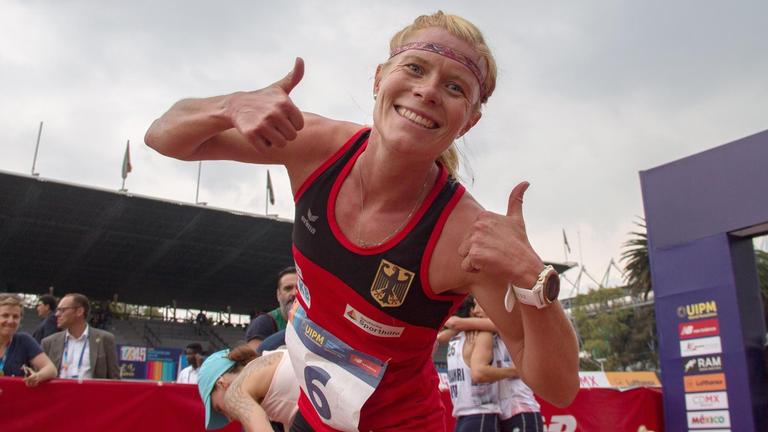 Annika Schleu aus Deutschland jubelt im Ziel des Querfeldeinlaufes über den Gewinn der Silbermedaille. 