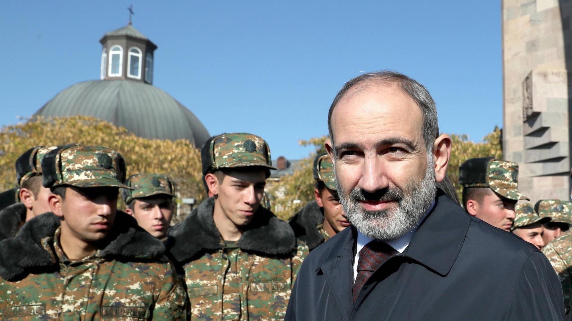 ARMENIEN - 22. NOVEMBER 2020: Armeniens Premierminister Nikol Paschinjan nach einem Gedenkgottesdienst in der Etchmiadzin Kathedrale in Vagharshapat anlässlich des Gedenktages für die Gefallenen im Berg-Karabach-Konflikt. ARMENIEN - 22. NOVEMBER 2020: Armeniens Premierminister Nikol Paschinjan nach einem Gedenkgottesdienst in der Etchmiadzin Kathedrale in Vagharshapat anlässlich des Gedenktages für die Gefallenen im Berg-Karabach-Konflikt.