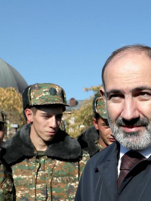 ARMENIEN - 22. NOVEMBER 2020: Armeniens Premierminister Nikol Paschinjan nach einem Gedenkgottesdienst in der Etchmiadzin Kathedrale in Vagharshapat anlässlich des Gedenktages für die Gefallenen im Berg-Karabach-Konflikt.