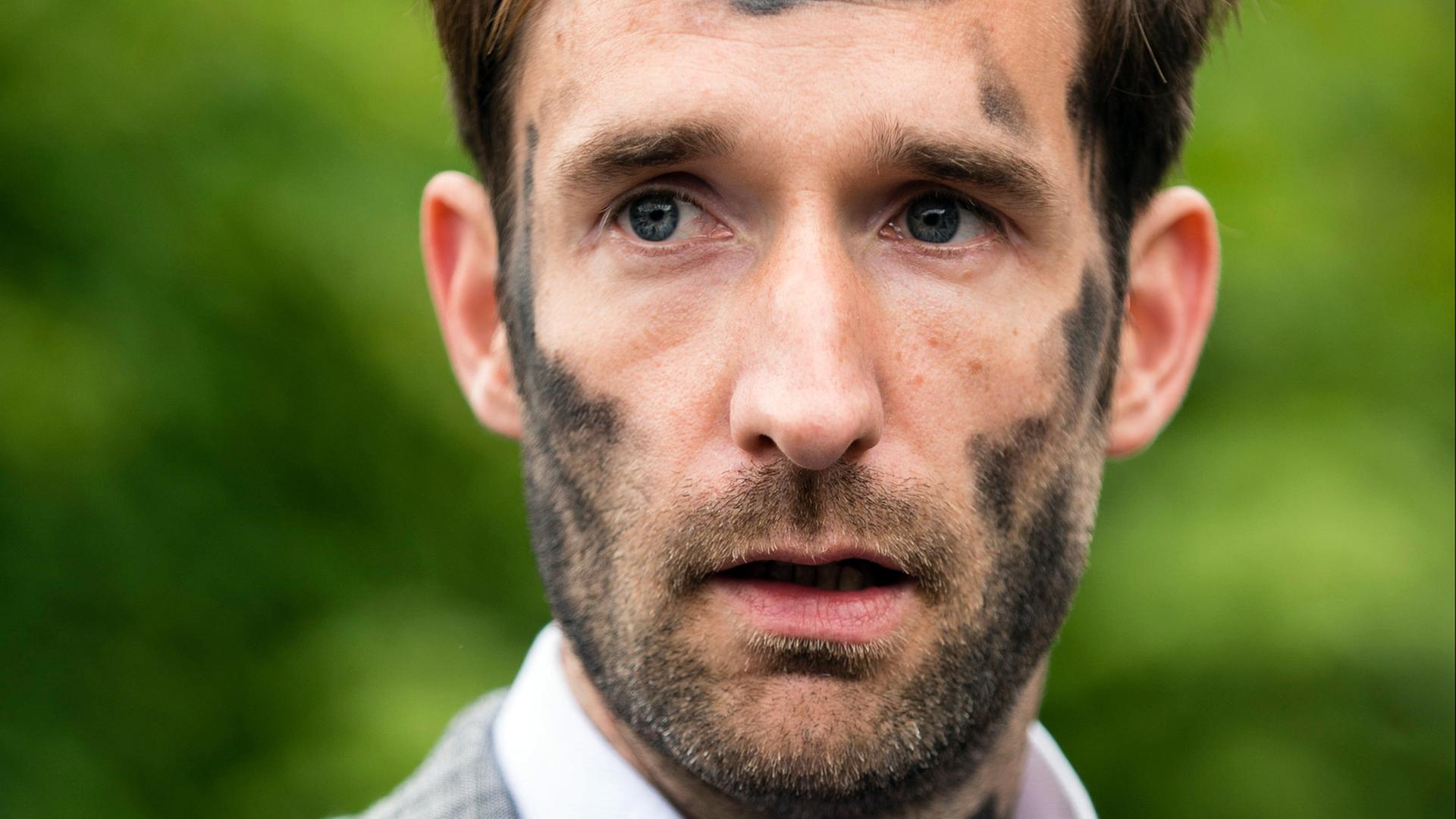 Der künstlerische Leiter des Zentrums für Politische Schönheit, Philipp Ruch steht am 16.06.2015 auf dem muslimischen Teil des Friedhofs Berlin-Gatow bei der Beerdigung einer im Mittelmeer ertrunkenen Syrerin. Der künstlerische Leiter des Zentrums für Politische Schönheit, Philipp Ruch steht am 16.06.2015 auf dem muslimischen Teil des Friedhofs Berlin-Gatow bei der Beerdigung einer im Mittelmeer ertrunkenen Syrerin.