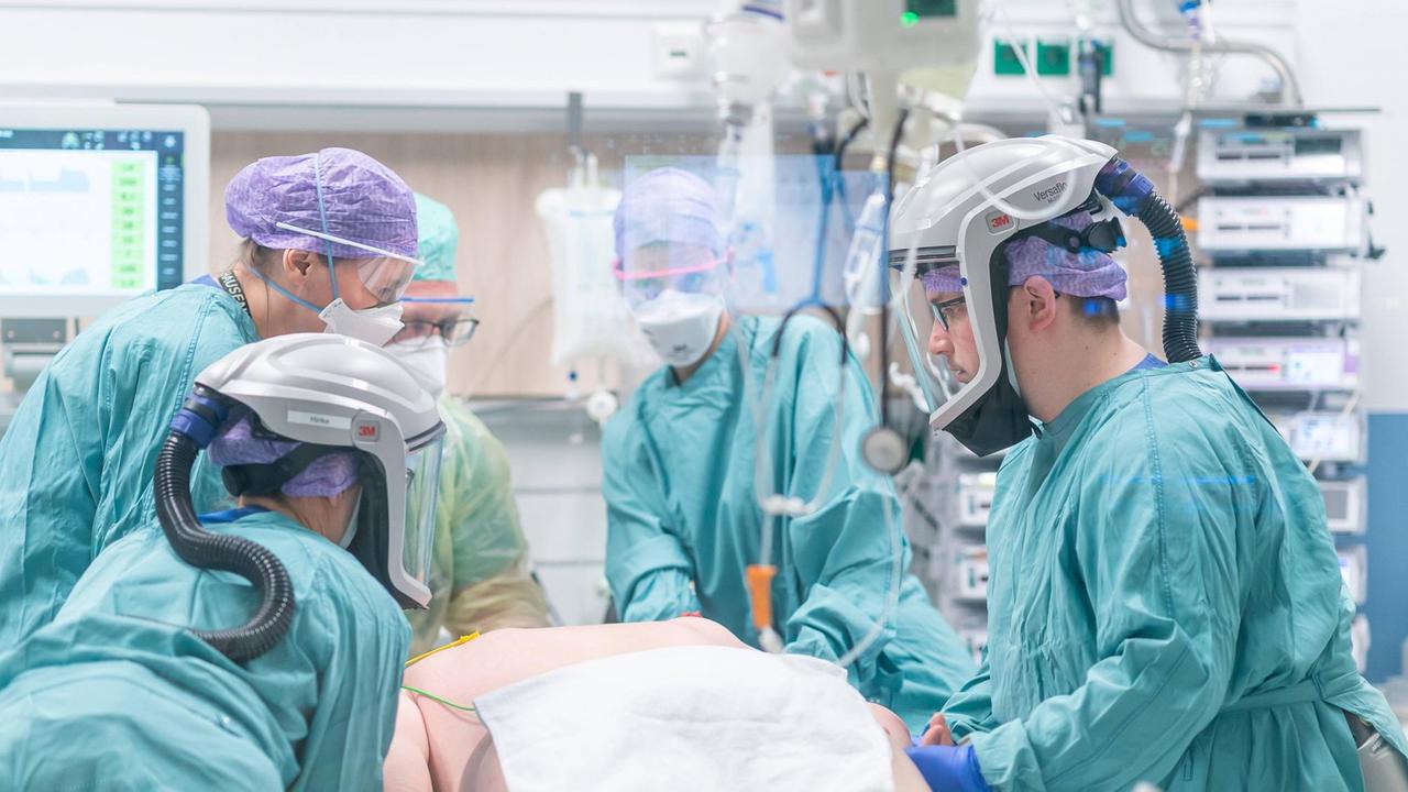 Ärzte und Intensivpfleger kümmern sich um die schwerkranken Covid-Patienten auf der Covid-Intensivstation der Dresdner Uniklinik. 