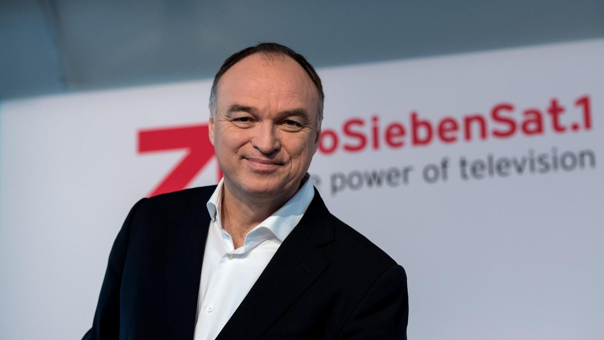 Thomas Ebeling vor einem Logo von ProSiebenSat.1 Thomas Ebeling vor einem Logo von ProSiebenSat.1