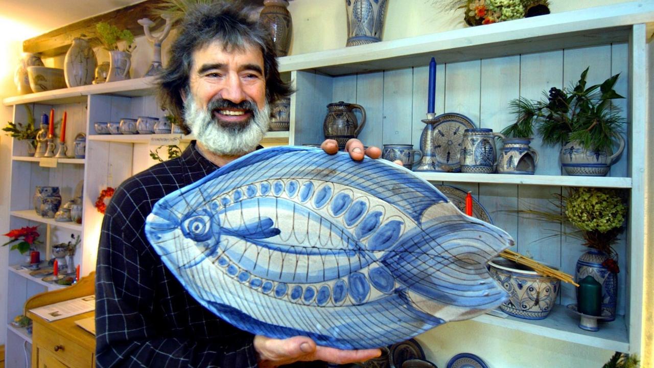 Töpfer Friedemann Löber hält Fischlandkeramik in die Kamera. Töpfer Friedemann Löber hält Fischlandkeramik in die Kamera.