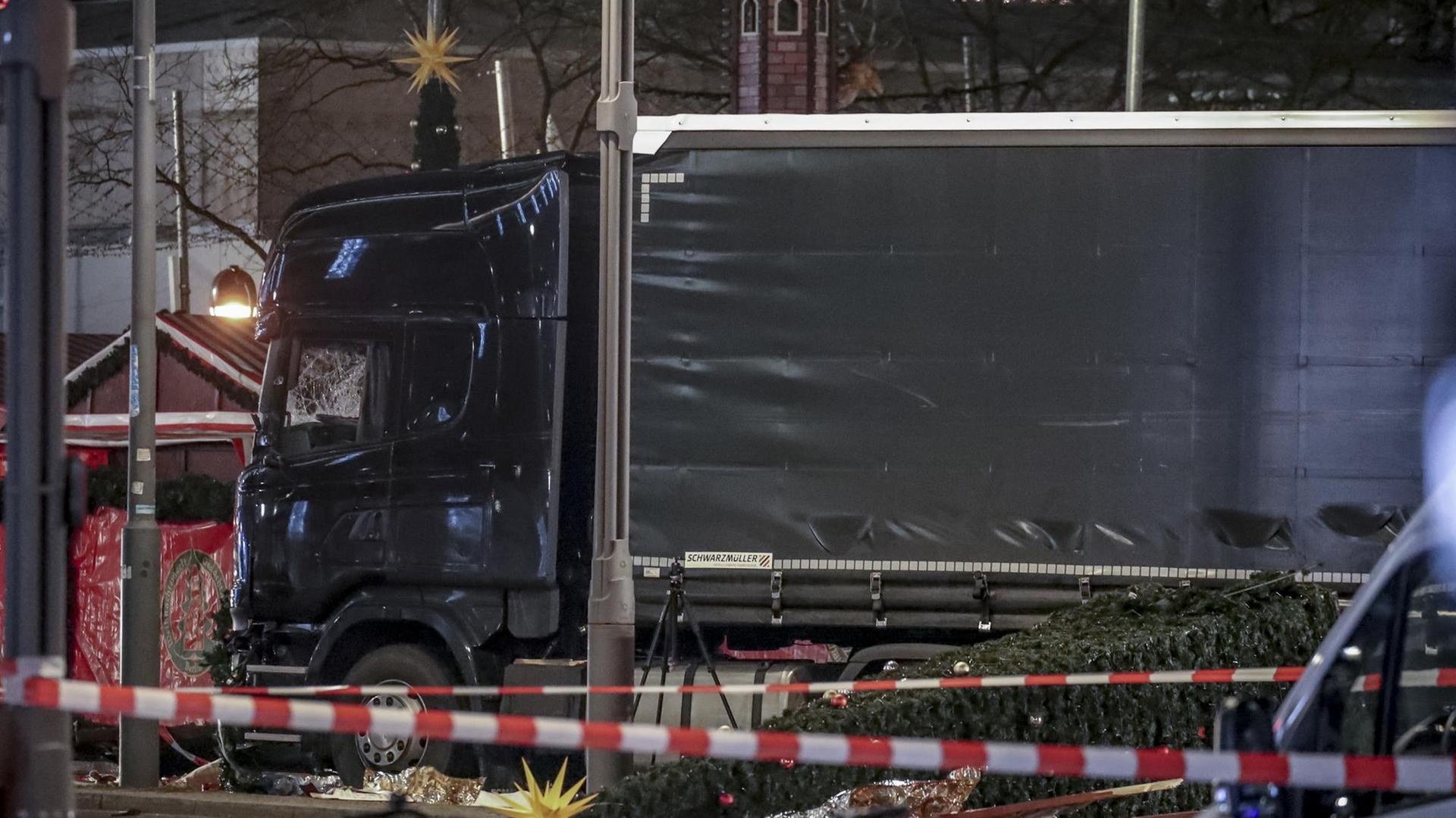 Der LKW steht am 20.12.2016 am Weihnachtsmarkt am Breitscheidplatz in Berlin. Bei dem Terroranschlag starben 12 Menschen auf dem Weihnachtsmarkt, als der Tunesier Anis Amri einen polnischen LKW in die Menschenmenge steuerte.
