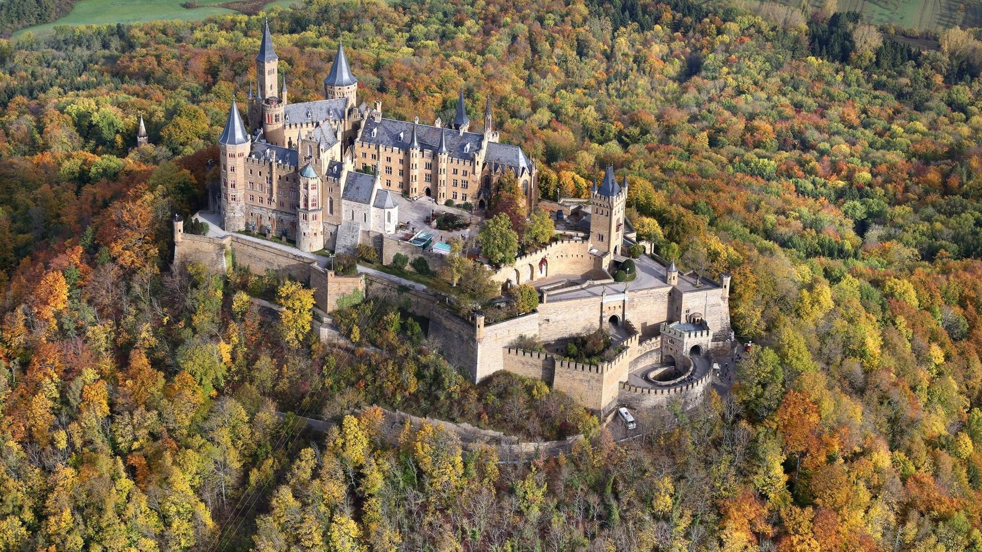 Die Burg Hohenzollern bei Bisingen umrahmt von herbstlich gefärbten Bäumen. Die Burg Hohenzollern bei Bisingen umrahmt von herbstlich gefärbten Bäumen.