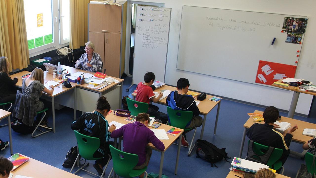 Schüler lernen im Geschichtsunterricht an einer Hauptschule in Arnsberg (Sauerland). Schüler lernen im Geschichtsunterricht an einer Hauptschule in Arnsberg (Sauerland).