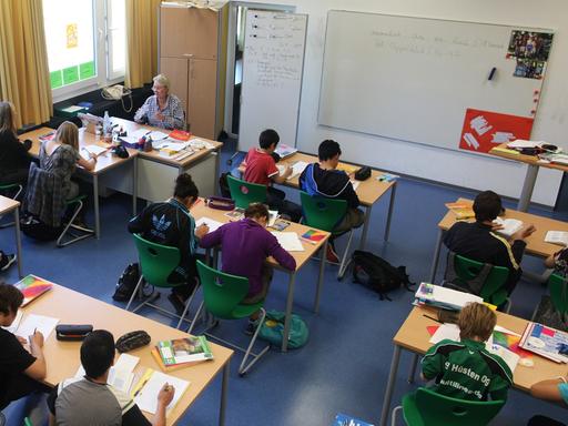 Schüler lernen im Geschichtsunterricht an einer Hauptschule in Arnsberg (Sauerland).