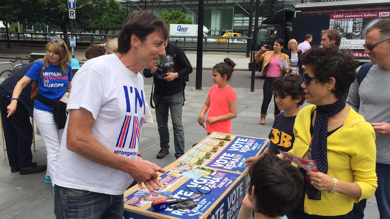 Philip Richmond von der „Remain-Kampagne“ am U-Bahnhof Warren Street Station im Londoner Stadtteil King`s Cross Philip Richmond von der „Remain-Kampagne“ am U-Bahnhof Warren Street Station im Londoner Stadtteil King`s Cross
