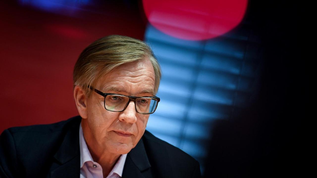 Dietmar Bartsch, Fraktionsvorsitzender der Partei Die Linke im Bundestag, spricht zu den Journalisten über die Klausurtagung der Linken-Bundestagsfraktion. Dietmar Bartsch, Fraktionsvorsitzender der Partei Die Linke im Bundestag, spricht zu den Journalisten über die Klausurtagung der Linken-Bundestagsfraktion.