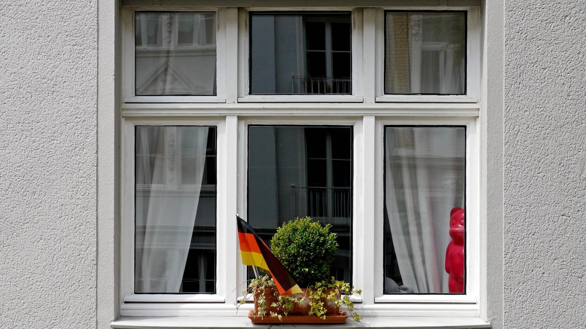 Deutschlandfahne an einem Wohnungsfenster Deutschlandfahne an einem Wohnungsfenster