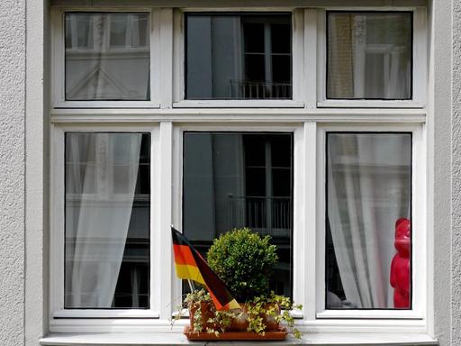 Deutschlandfahne an einem Wohnungsfenster