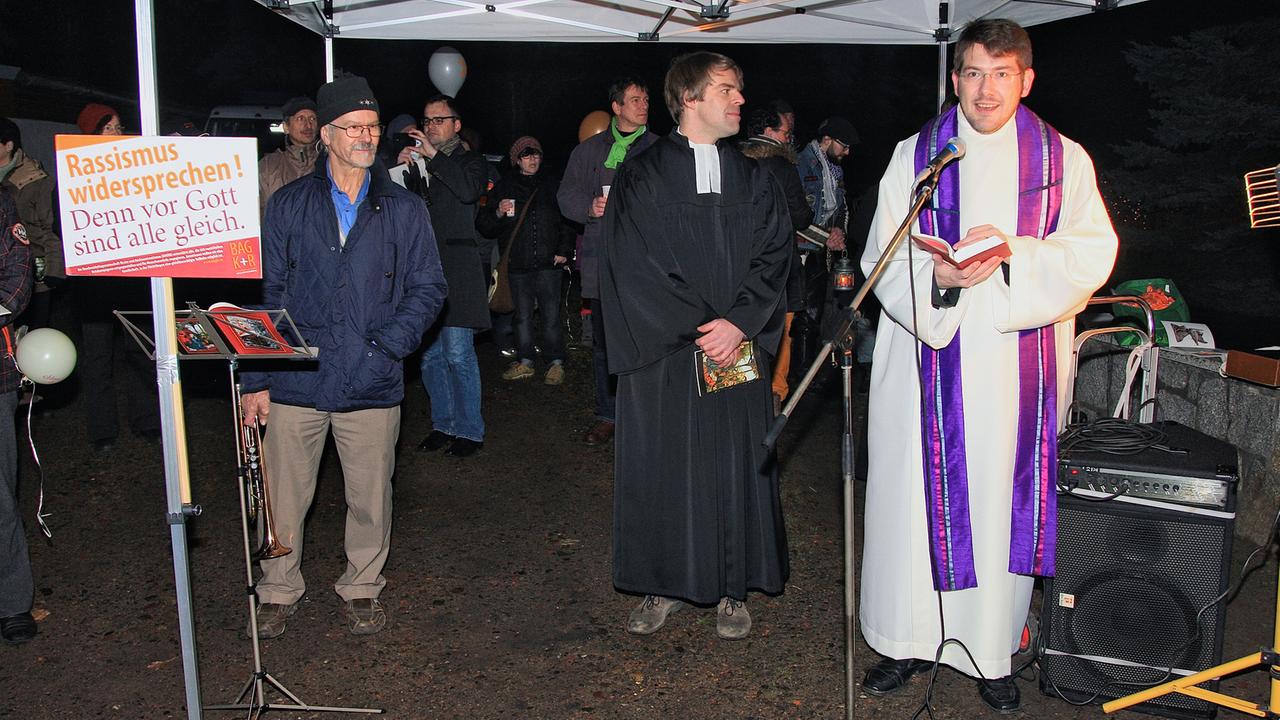Pfarrer Markus Seefeld und Pfarrer Björn Borrmann singen und beten beim Freiluftgottesdienst. Pfarrer Markus Seefeld und Pfarrer Björn Borrmann singen und beten beim Freiluftgottesdienst.