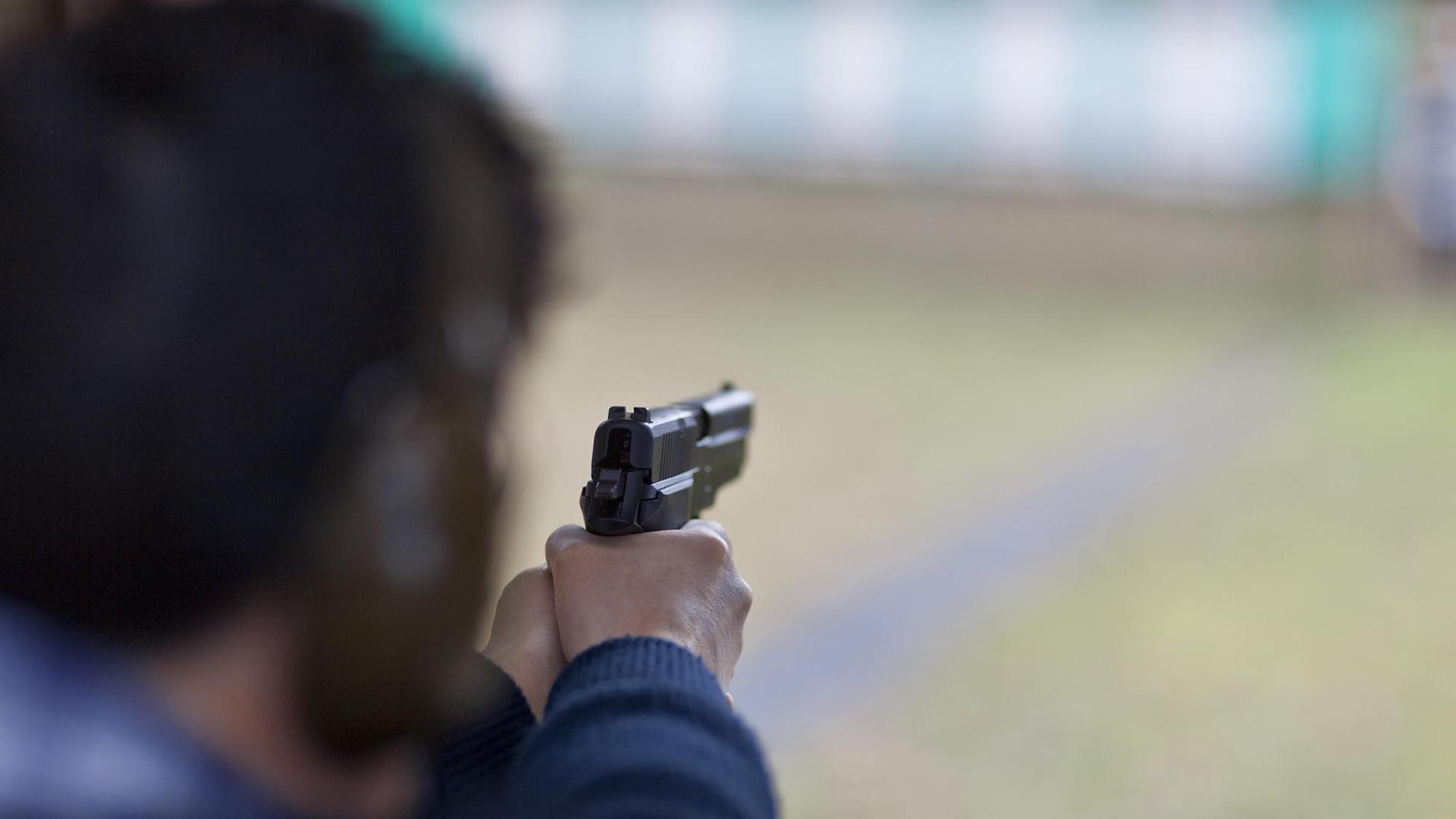 Ein Sportschütze schiesst während des Trainings des Unteroffiziersvereins Limmattal auf der 25-Meter Pistolen-Schiessanlage im Steinacker in Schlieren im Kanton Zuerich mit einer SIG Sauer P21 Ein Sportschütze schiesst während des Trainings des Unteroffiziersvereins Limmattal auf der 25-Meter Pistolen-Schiessanlage im Steinacker in Schlieren im Kanton Zuerich mit einer SIG Sauer P21