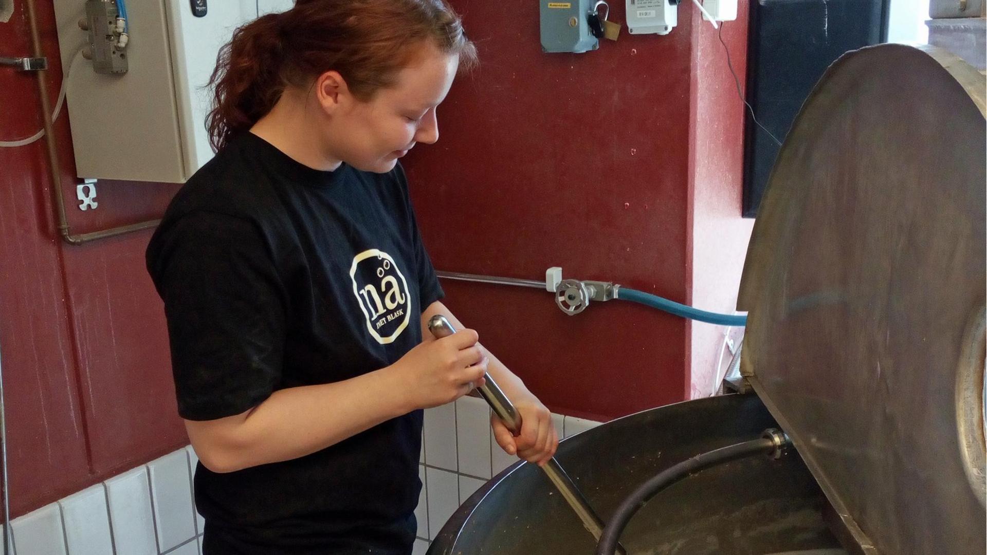Maria Kulzer steht vor einem Bierbrauereigefäß Maria Kulzer steht vor einem Bierbrauereigefäß