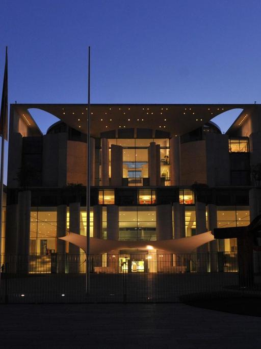 Das Bundeskanzleramt in Berlin bei Nacht