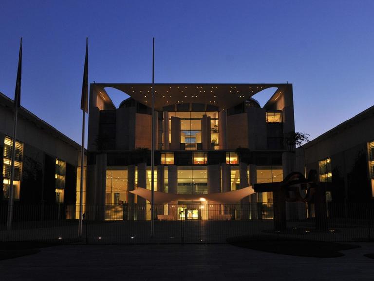 Das Bundeskanzleramt in Berlin bei Nacht