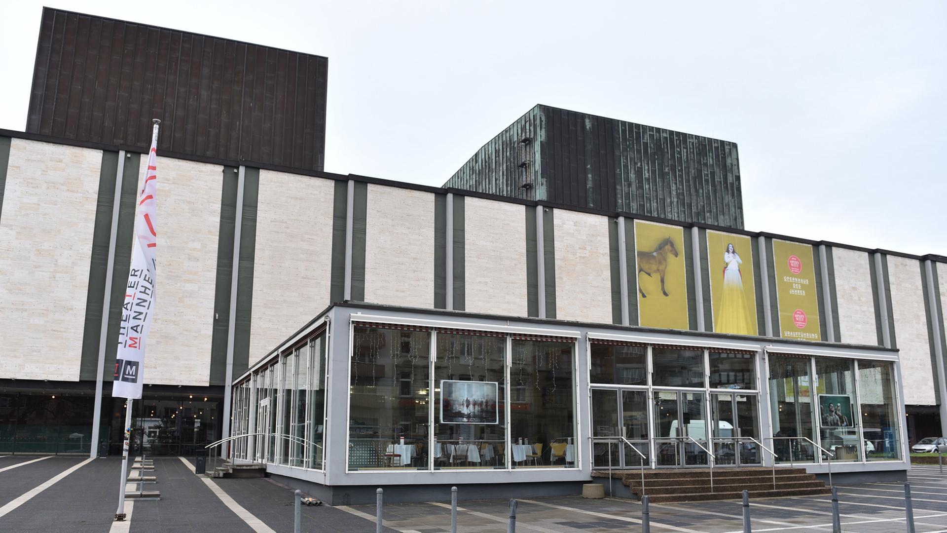 Blick auf den Eingangsbereich des Nationaltheaters in Mannheim in Baden-Württemberg, aufgenommen 2015
