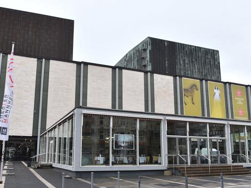 Blick auf den Eingangsbereich des Nationaltheaters in Mannheim in Baden-Württemberg, aufgenommen 2015
