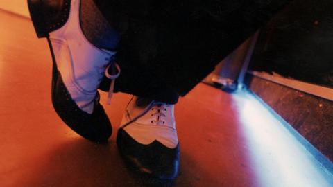 Die passenden Schuhe für den Swing. Aufgenommen in der Tanzschule Rosenthaler Straße in Berlin-Mitte.